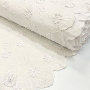 Bavlnená látka EMBROIDERY Catchy daisy off white - látka madeira, madeira látka, madeira metráž, madeira metraz, uplet madeira, madeira latky, vysivana latka, vyšívaná látka, madeira cena, bavlnená látka madeira, latky madeira, látka madeira bílá, madeira latka predaj, madeira látka metráž, vyšívaná bavlna metráž, vyšívaná látka metráž